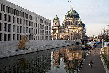 Berlin  Deutschland  Berliner Dom und Humboldt Forum entlang der Spree in Berlin-Mitte