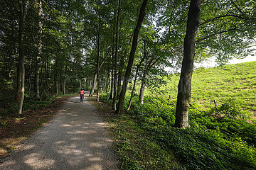 Fahrrad fahren an der Emscher  Emscherumbau  Bottrop  Nordrhein-Westfalen  Deutschland