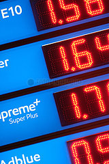 Deutschland  Bremen - Preistafel mit Benzinpreisen an einer Tankstelle