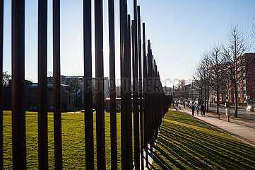 Berlin  Deutschland  Denkmal Gedenkstaette Berliner Mauer mit rostenden Stahlstaeben an der Bernauer Strasse im Bezirk Mitte