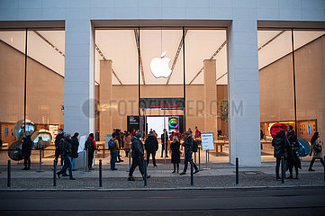 Berlin  Deutschland  Menschen vor dem neuen Apple Store in der Rosenthaler Strasse im Bezirk Mitte