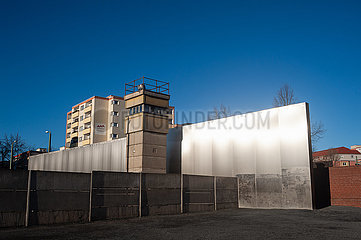 Berlin  Deutschland  Denkmal Gedenkstaette Berliner Mauer mit Grenzturm an der Bernauer Strasse im Bezirk Mitte
