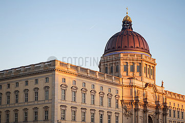 Berlin  Deutschland  Humboldt Forum im Bezirk Mitte mit westlicher Fassadenansicht und Kuppel