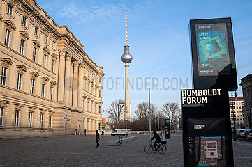 Berlin  Deutschland  Platz vor dem Humboldt Forum in Berlin-Mitte mit Berliner Fernsehturm