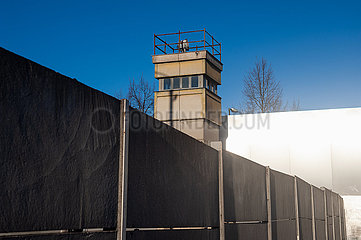 Berlin  Deutschland  Denkmal Gedenkstaette Berliner Mauer mit Grenzturm an der Bernauer Strasse im Bezirk Mitte