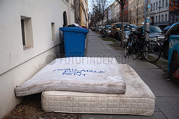 Berlin  Deutschland  Entsorgte Matratzen mit der Aufschrift Available For Rent (vermietbar) liegen am Strassenrand