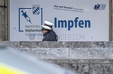 Bayerisches Impfzentrum  Stadt München  Marienplatz  PolizistInnen  11. Januar 2022