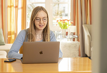 Studentin lernt zuhause am Notebook  München  Januar 2022