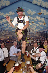 Münchner Oktoberfest 1995  ausgelassener Schuhplattler auf dem Biertisch