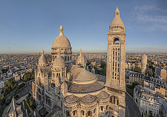 Frankreich. Paris (75) Luftansicht der Sacre Coeur Basilica  oben auf dem Montmartre Hill. Der Bau wurde 1870 (kurz nach dem Franco-German-Krieg) entschieden und 1914 fertig