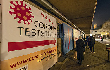 Schlange an der Corona Teststelle Deutsches Museum  PCR-Test  München  13. Januar 2022 abends