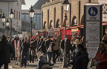 viele Münchner bei strahlendem Sonnenschein in der Innenstadt unterwegs  Viktualienmarkt  14.01.2022