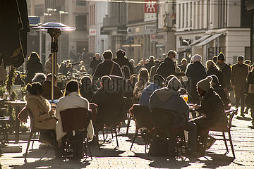 Münchner sitzen bei strahlendem Sonnenschein in einem Strassencafé in der Innenstadt  14.01.2022