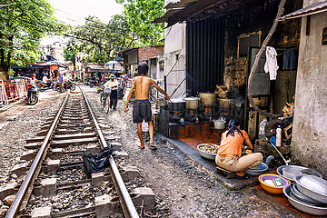 Vietnam. Hanoi. Leute  die entlang der Eisenbahn leben