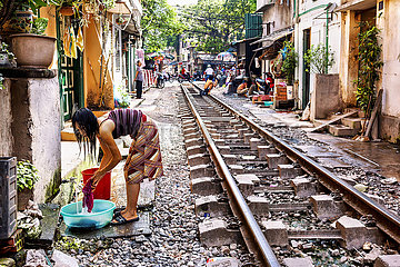 Vietnam. Hanoi. Leute  die entlang der Eisenbahn leben
