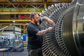 Industriemechaniker arbeit an eine Dampfturbine  MAN Energy Solutions  Nordrhein-Westfalen  Deutschland