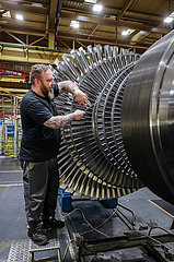 Industriemechaniker arbeit an eine Dampfturbine  MAN Energy Solutions  Oberhausen  Nordrhein-Westfalen  Deutschland