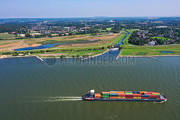 Containerschiff auf dem Rhein  Emscher  neue Emschermuendung  Dinslaken  Nordrhein-Westfalen  Deutschland