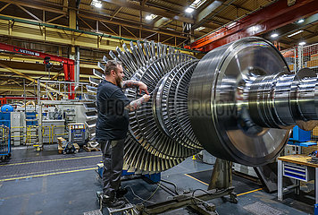 Industriemechaniker arbeit an eine Dampfturbine  MAN Energy Solutions  Oberhausen  Nordrhein-Westfalen  Deutschland