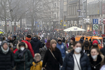 viele Münchner in der Innenstadt unterwegs  Shopping in der Fußgängerzone  15.01.2022  Samstag