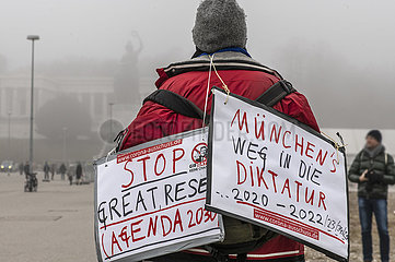Querdenker-Demo „München steht auf“ auf der Theresienwiese  Demonstrant mit Plakaten  München 15. Januar 2022 nachmittags