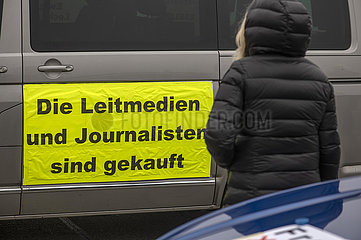 Auto Korso  Querdenker-Demo  Start auf der Theresienwiese  Plakat gegen Medien  München 15. Januar 2022