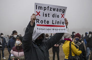 Querdenker-Demo „München steht auf“ auf der Theresienwiese  Demonstrant mit Plakat  München 15. Januar 2022 nachmittags