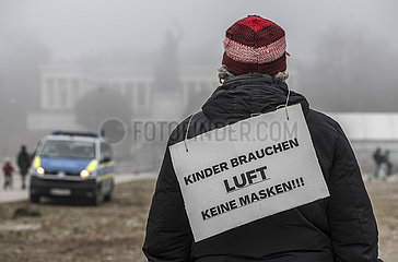 Querdenker-Demo „München steht auf“ auf der Theresienwiese  Demonstrant mit Plakat gegen Masken für Kinder  München 15. Januar 2022 nachmittags