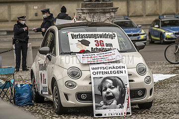 Plakate einer Querdenker-Demo auf dem Max-Joseph-Platz  München 15. Januar 2022 mittags