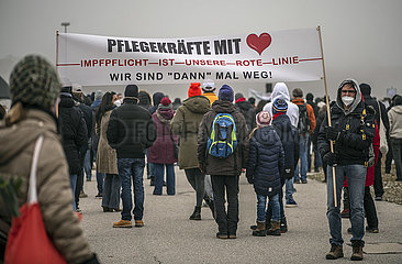 Querdenker-Demo „München steht auf“ auf der Theresienwiese  Pflegekräfte protestieren  München 15. Januar 2022 nachmittags