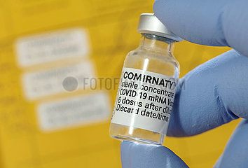 BioNTech Impfstoff Comirnaty  gelber Impfausweis  dreifach geimpft  vollständig geimpft  Januar 2022