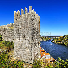 Portugal. Porto. Square Turm von Muralha Fernandina  die Brücken der Infanta  Maria Pia und Sao Joao über dem Douro