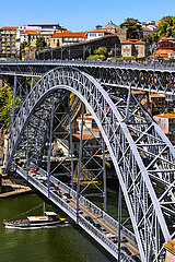 Portugal. Porto. Dom-Luis Bridge über dem Douro  Muralha Fernandina
