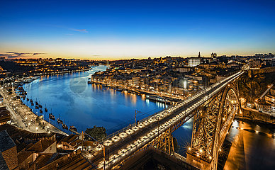 Portugal. Porto. Blick auf die Dom-Luis-Brücke  ein Episcopal Palace  Porto in der Abenddämmerung