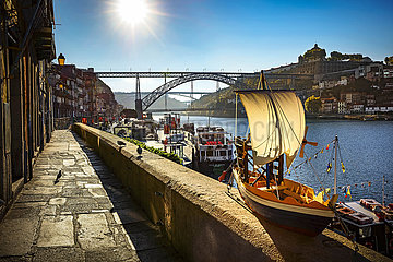 Portugal. Porto. Dom-Luis-Brücke über dem Douro-Fluss und dem Pilar-Kloster von Estiva Quay