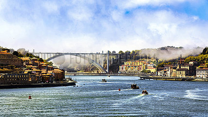 Portugal. Porto. Brücke von Arrabida über dem Douro im Seerake