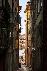 Portugal. Porto. Blick auf den Douro aus einer schmalen Straße