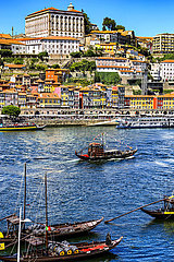 Portugal. Porto. Typische Transportboote von Porto namens Rabelos auf dem Douro  Ribeira-Kai  Episcopal Palace