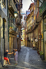 Portugal. Porto. Menschen  die in der Straße Fonte Taurina  Ribeira-Bezirk sprechen