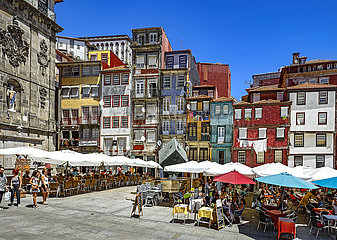 Portugal. Porto. Bunte Fassaden des typischen Gebäudes Ribeira-Platz