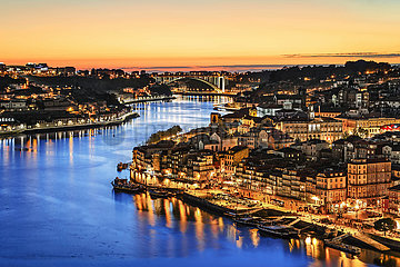 Portugal. Porto. Sonnenuntergang über Porto und der Douro River