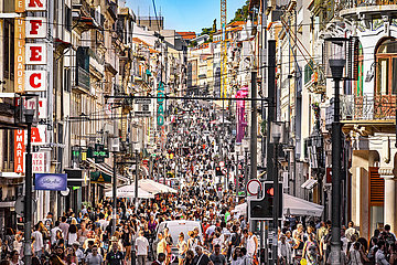 Portugal. Porto. Die Menge in der Santa Catarina Street