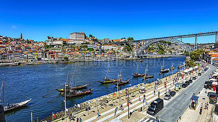 Portugal. Porto. Typische Transportboote von Porto namens Rabelos am Douro River  Gaia District  Episcopal Palace  Ribeira Bezirk  Dom-Luis Bridge