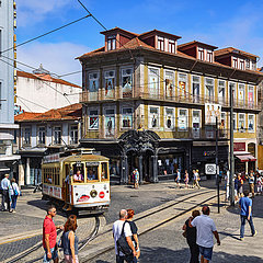 Portugal. Porto. Linie 22 Straßenbahn an der Kreuzung der 31. Januarstraße und des Batalha-Platzes