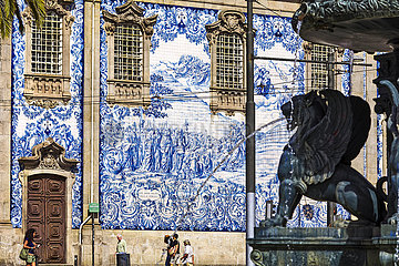 Portugal. Porto. Azulejos der Kirche von Carmo  Brunnen der Griffins