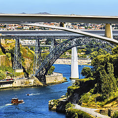 Portugal. Porto. Die Brücken der Infante  Maria Pia und Sao Joao auf dem Douro  in der Ferne  der Flussstrand von Aresinho
