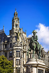 Denkmal von Peter IV von Portugal. Gebäudefassade mit Statue  Uhr und Skulpturen des Freiheitsquadrats