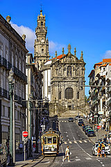 Portugal. Porto. Clerigos-Turm  die Straßenbahn der Linie 22