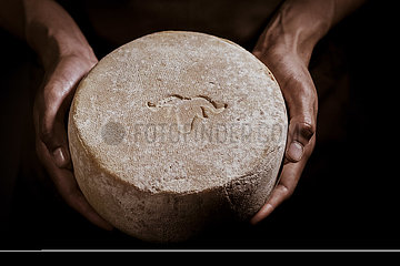 Frankreich  Gironde (33)  Verkäufer  der in seinen Händen einen frischen Käse von Ewes9 präsentiert