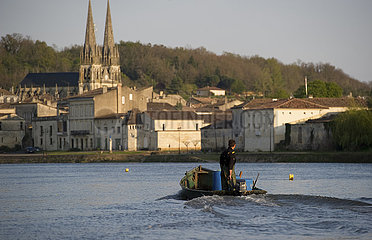 Frankreich  Gironde (33)  Branne  Boat Lamproie Fischer auf dem Dordogne River